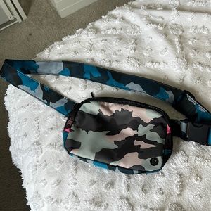 Brand new never worn lululemon everywhere belt bag in camo print